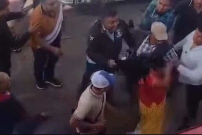Alcalde de San Pedro Ixtlahuaca captado en video agrediendo a mujer indígena