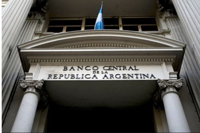 El Banco Central de Argentina interviene para controlar la devaluación del peso