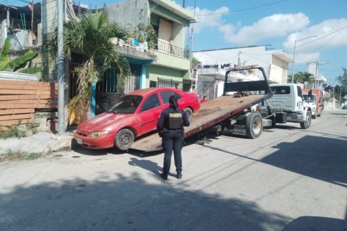 Operativo Imagen retira vehículos abandonados en Solidaridad para mejorar seguridad y movilidad