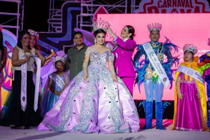 La presidenta municipal Estefanía Mercado corona a los soberanos de “El Carnaval del pueblo” Playa del Carmen 2025