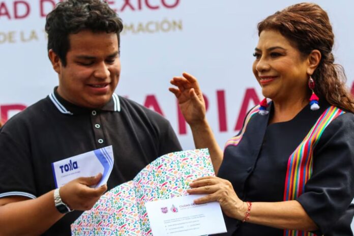 Clara Brugada entrega 10 mil becas de transporte a universitarios en la CDMX para combatir la deserción escolar