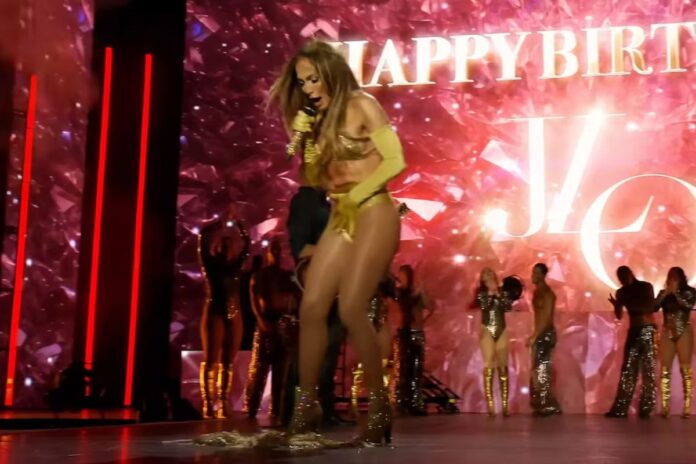 Jennifer Lopez maneja con profesionalismo incidente con un grillo en su concierto en Almaty