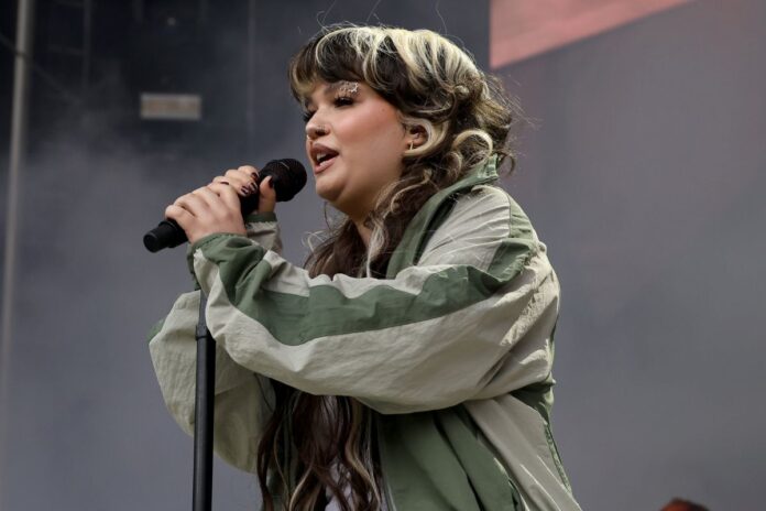 Lola Young se desmaya en escenario: El momento de alarma en el All Things Go Festival