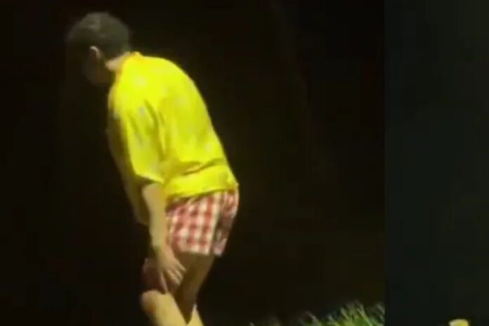 Bad Bunny se lesiona la rodilla en el cierre de su residencia en Puerto Rico y recibe críticas