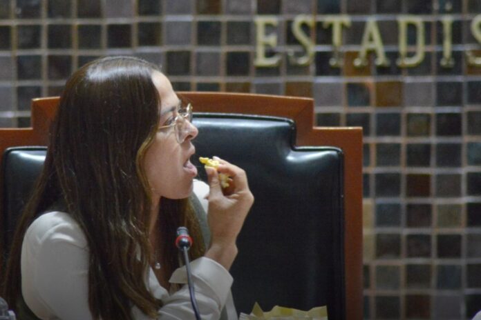 Polémica en el Congreso de Jalisco: Diputada de Morena captada comiendo palomitas en sesión