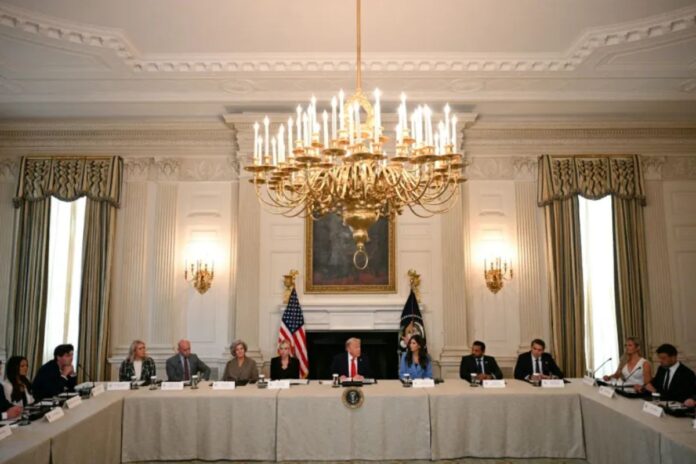 Donald Trump acusa a medios de apoyar a Antifa en mesa redonda en la Casa Blanca