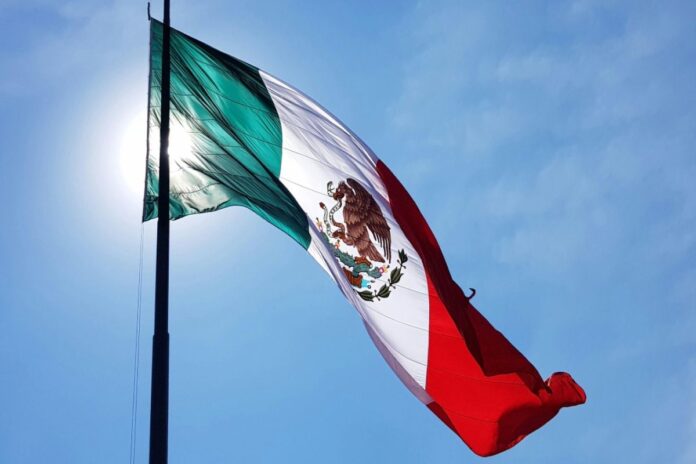 Estudiantes de St. Stephens en Hickory ondean banderas mexicanas contra ICE y la Patrulla Fronteriza