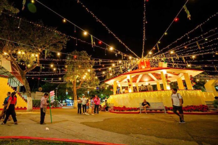Tulum renueva su icónico quiosco en Parque Dos Aguas con decoración navideña