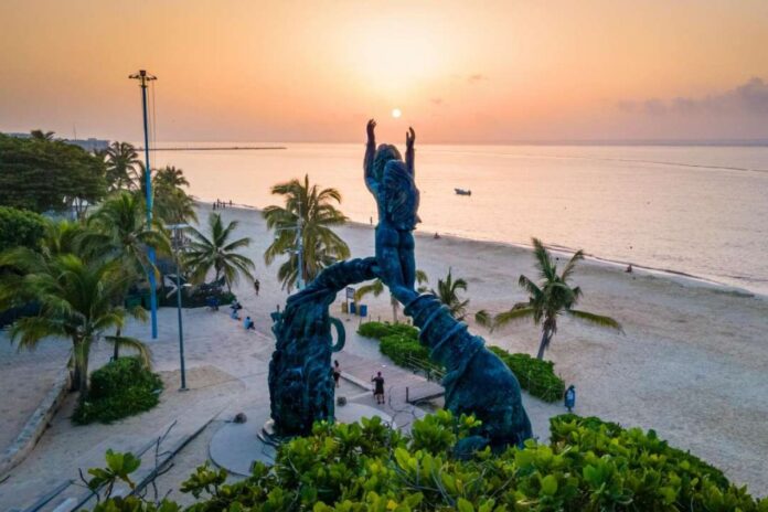 Influencer usa Arco Maya como portería de fútbol para grabar video viral