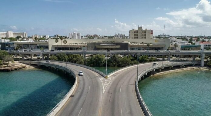 Avance de construcción del distribuidor vial Kukulcán al Puente Nichupté