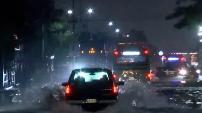 Fuertes lluvias en Monterrey, arroyo Topo Chico en alerta
