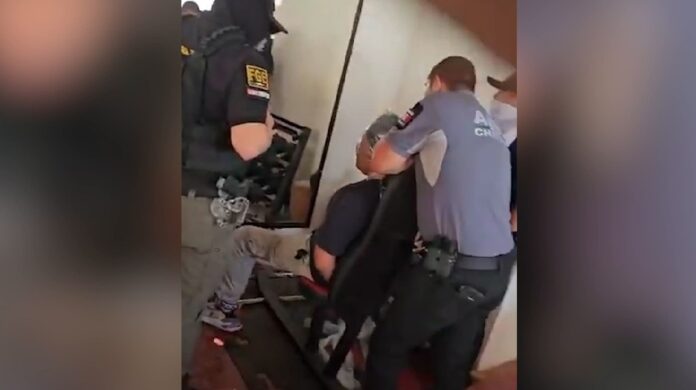 Pablo Enrique Reyes Custodio, comandante de la Policía Ministerial de Chiapas, señalado en video por presuntos actos de tortura con bolsas de plástico.