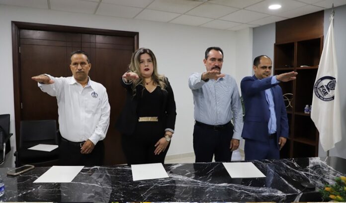 José Roberto Quiñonez Coronado (derecha) recibe la protesta del cargo de encargado de la Vicefiscalía General de Sinaloa