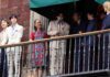 BTS saluda a más de 50 mil ARMY desde el balcón de Palacio Nacional en el Zócalo BTS junto a Claudia Sheinbaum en balcón con marea morada de ARMY en CDMX