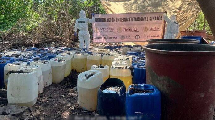 Elementos de la Sedena y Guardia Nacional durante el desmantelamiento de narcolaboratorios en Sinaloa, donde aseguraron más de 4 toneladas de metanfetamina.