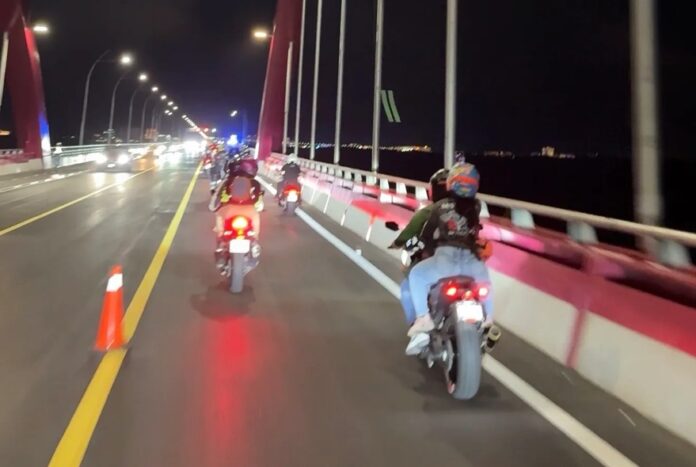 Rodadas de motociclistas en Puente Nichupté generan operativos y alertas de seguridad en Cancún. Restricciones de cilindrada y velocidad .