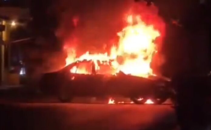 Operativo de seguridad y vehículos incendiados tras enfrentamientos armados en Tecomán, Colima.