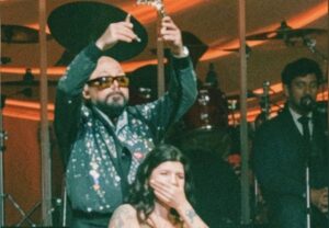 A.B. Quintanilla colocando una corona a Cazzu durante su concierto en San Antonio, Texas, mayo 2026