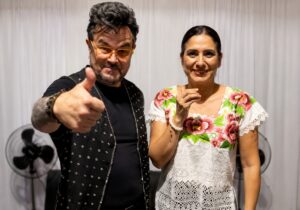 Aleks Syntek junto a la presidenta municipal de Playa del Carmen Estefanía Mercado durante la Feria del Carmen 2026.