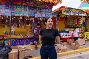 Estefanía Mercado durante un recorrido por la Feria del Carmen 2026 frente a los juegos de destreza instalados en el Recinto Ferial de Playa del Carmen.