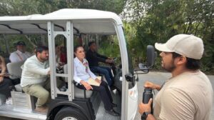 Claudia Sheinbaum durante un recorrido a bordo de un vehículo en el Parque Nacional del Jaguar en Tulum.