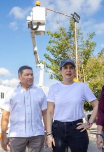 La presidenta municipal Estefanía Mercado recorre una vialidad junto a un funcionario durante la supervisión de trabajos de alumbrado público en Playa del Carmen.