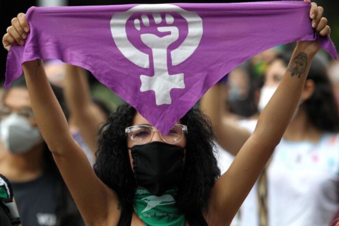 Mujeres estudiantes y activistas exigen justicia en primer juicio por violencia digital con IA en América Latina