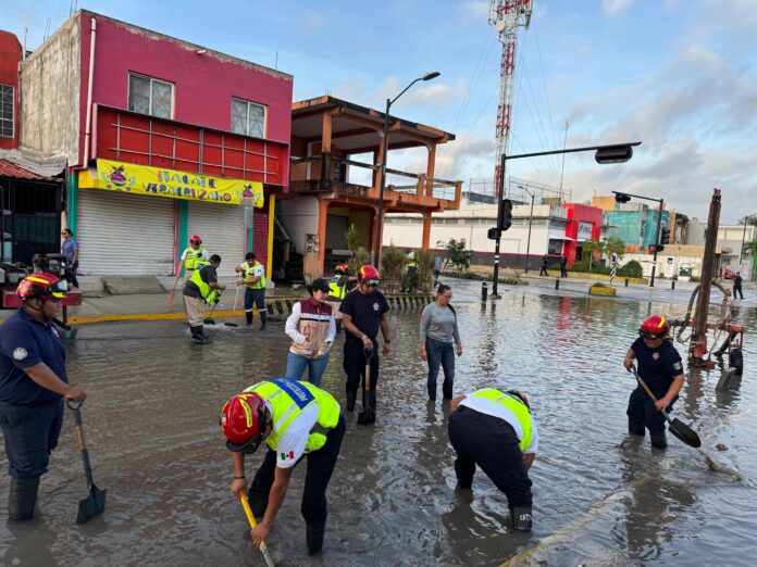 Estefanía Mercado supervisa atención en Villas del Sol tras lluvias de la tormenta tropical 