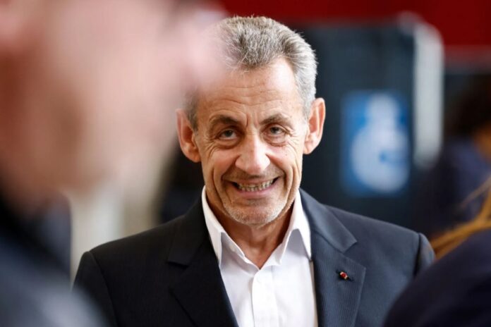 Nicolas Sarkozy, el primer expresidente francés condenado a llevar un brazalete electrónico