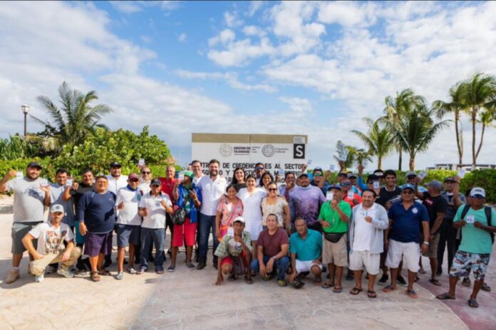 Cooperativas pesqueras y turísticas de Playa del Carmen reciben credenciales para acceder a programas de apoyo estatal y municipal