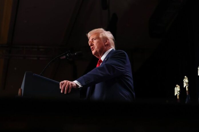 Donald Trump critica fallo de control aéreo tras choque entre helicóptero militar y avión comercial en Washington D.C.