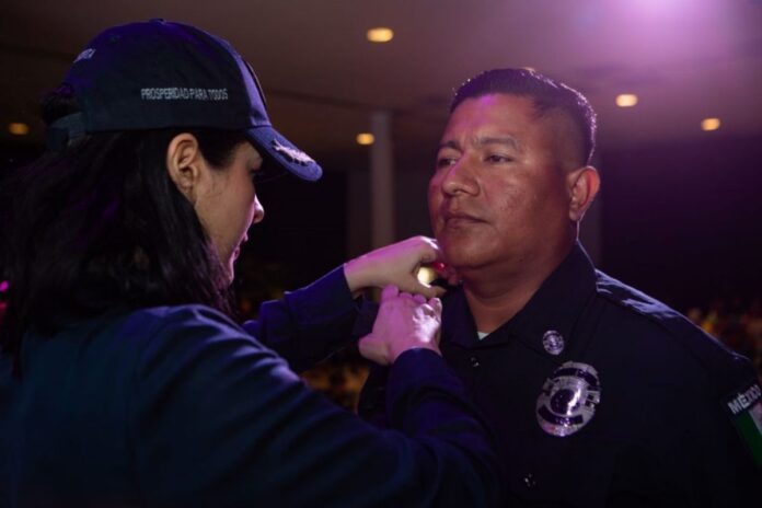 Estefanía Mercado entrega insignias de ascenso a personal en retiro y elementos en activo de la Policía Municipal de Solidaridad