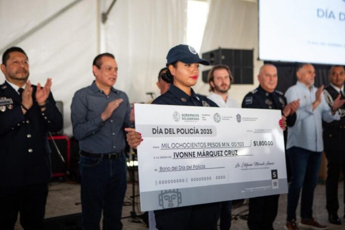 Gobierno de Solidaridad rinde homenaje a policías en su día y entrega bonos económicos