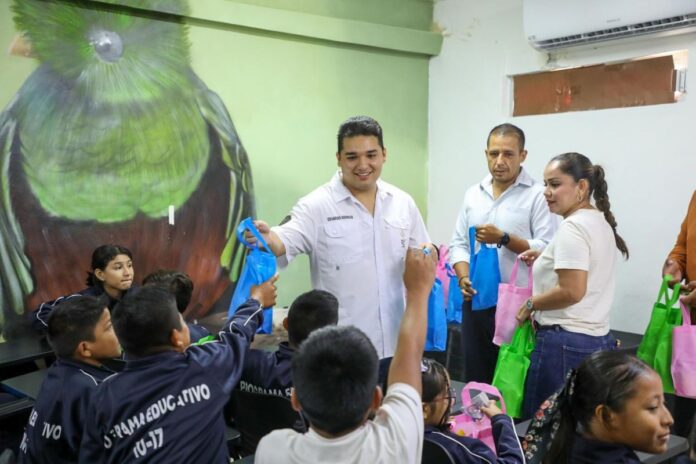 DIF Playa del Carmen entrega kits de higiene a adolescentes del programa 10-17 del PAMAR