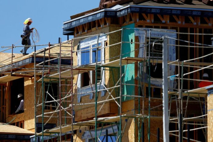 Constructores de viviendas en Estados Unidos sufren caída en la confianza por aranceles de Donald Trump