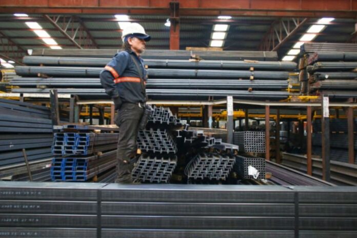 Experto señala que aranceles de Estados Unidos al acero y aluminio podrían ser una medida temporal