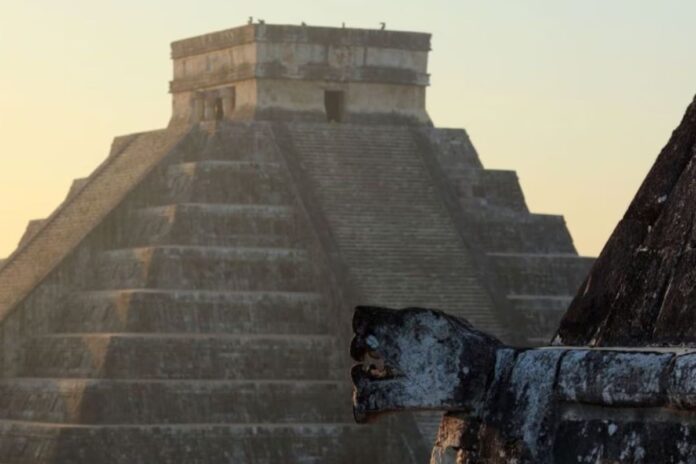 Turista alemán es golpeado tras subir ilegalmente a la pirámide de Chichén Itzá durante el equinoccio de primavera
