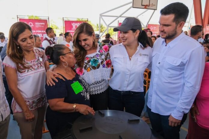 Estefanía Mercado acompañó a Mara Lezama en Puerto Aventuras para atender directamente las necesidades de la ciudadanía