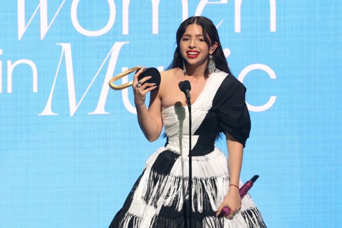 Ángela Aguilar brilla en los Billboard Women in Music 2025 y dedica su premio a las mujeres migrantes