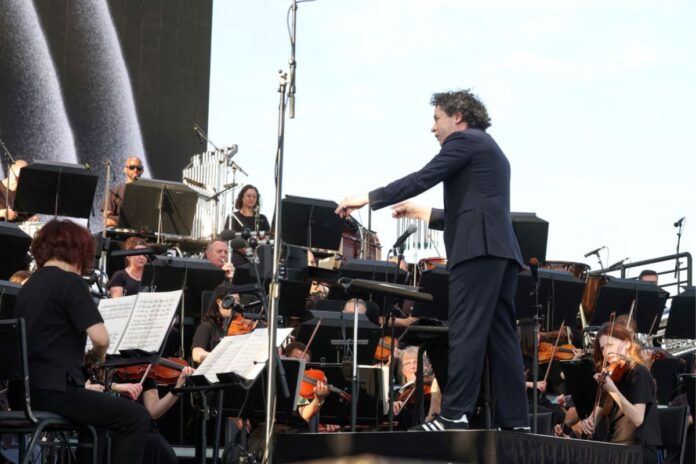 Gustavo Dudamel conquista Coachella con histórico encuentro entre música clásica y el pop