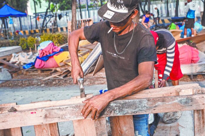 Migrantes venezolanos sin documentos se integran a informalidad laboral en México