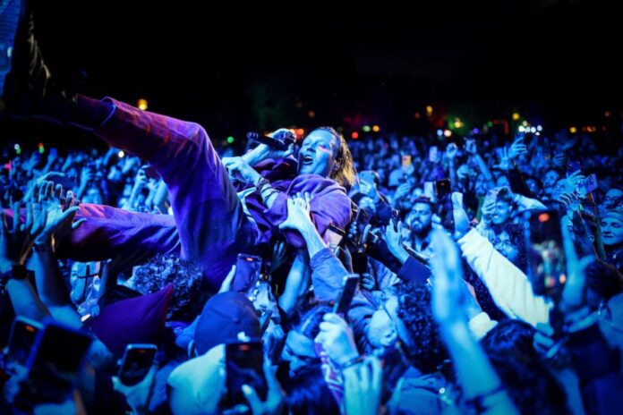 Arcade Fire sorprende conciertos en el Teatro Metropólitan para presentar su nuevo álbum 