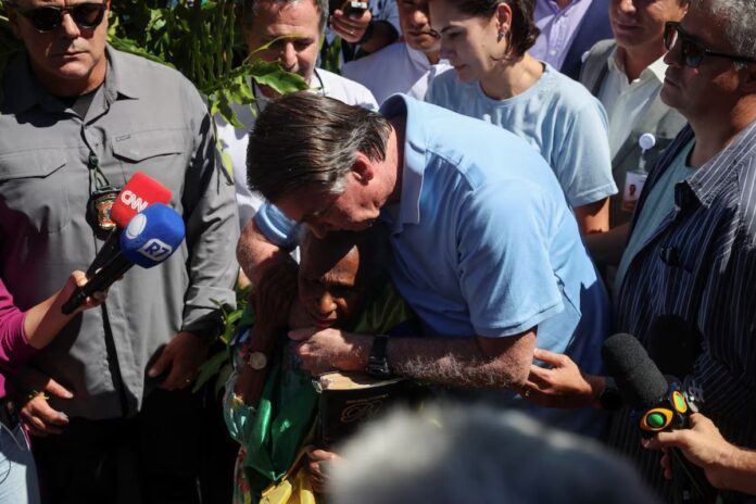 Jair Bolsonaro recibe el alta médica tras cirugía abdominal y anuncia regreso a la escena política
