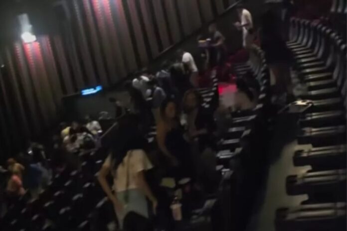 Coincidencia escalofriante: Evacuan sala de cine en Playa del Carmen por incendio mientras veían 
