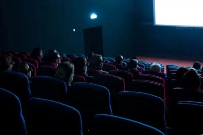 Cae parte del techo durante función de 