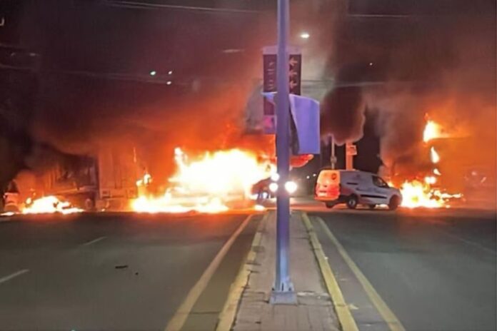 Sinaloa vive jornada violenta con bloqueos y enfrentamientos en cinco municipios