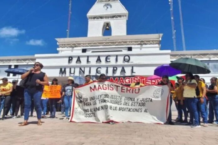 Maestros de Quintana Roo marchan por mejoras laborales y anuncian propuesta propia de Ley ISSSTE