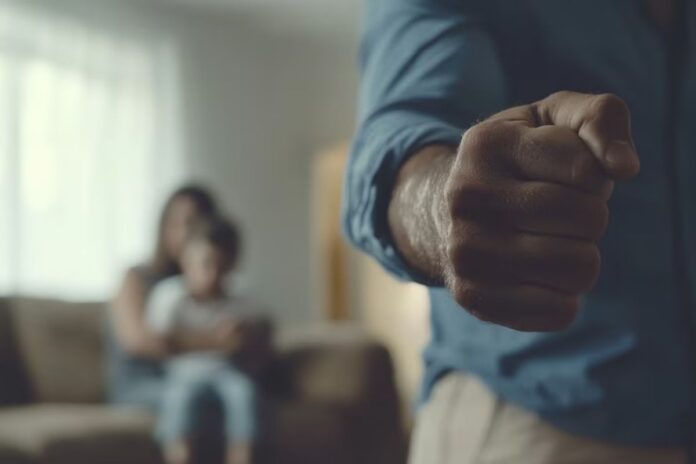 Niño torturado por su padrastro y madre en Nuevo León obtiene justicia tras años de violencia