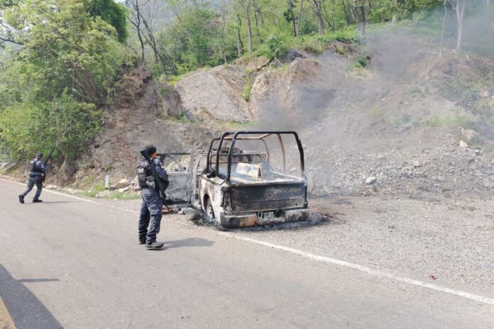 Violencia en Guerrero deja nueve agentes heridos y tres personas asesinadas