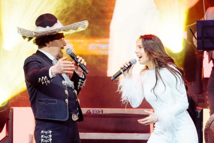 Ovacionan a Majo Aguilar y su padre Antonio Aguilar Jr. en emotivo concierto en el Teatro Metropólitan